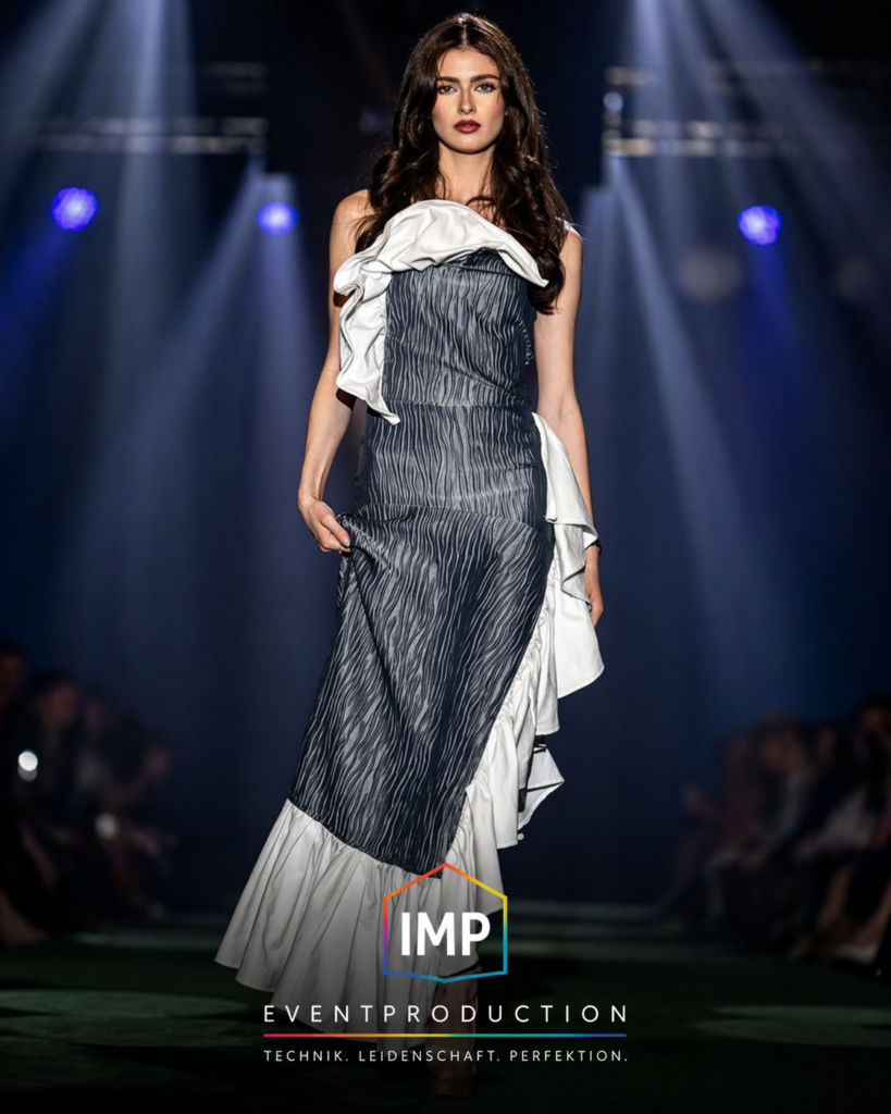 Model auf Laufsteg bei Fashion Show mit professioneller Lichttechnik – Eventtechnik von IMP Event Production
