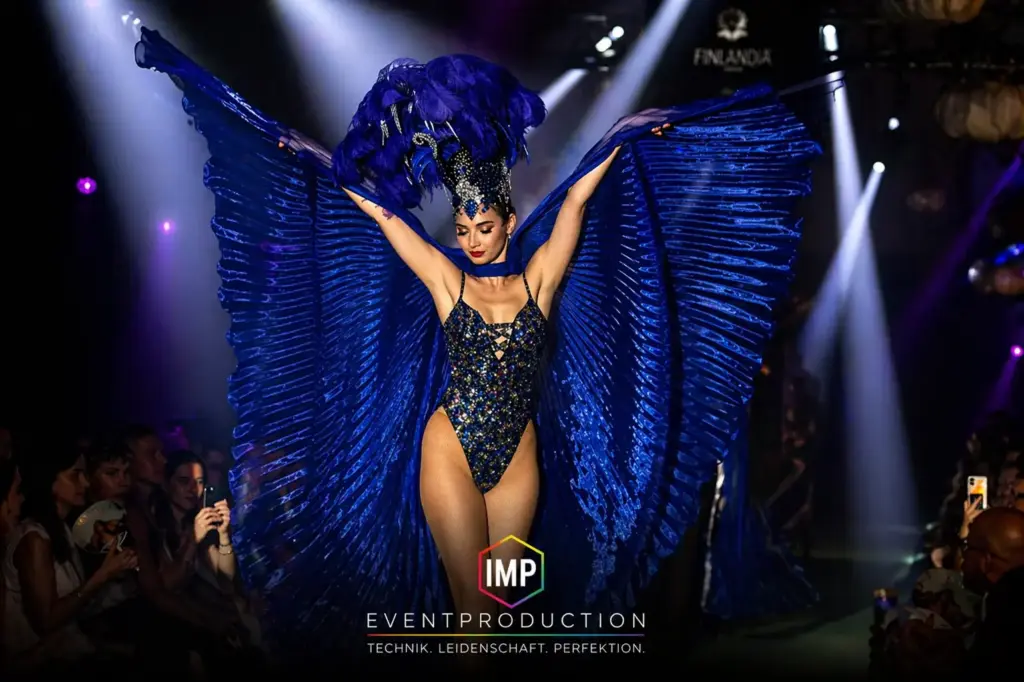 Showperformance auf Bühne mit spektakulärer Lichttechnik und Tänzerin in Kostüm – Eventtechnik von IMP Event Production