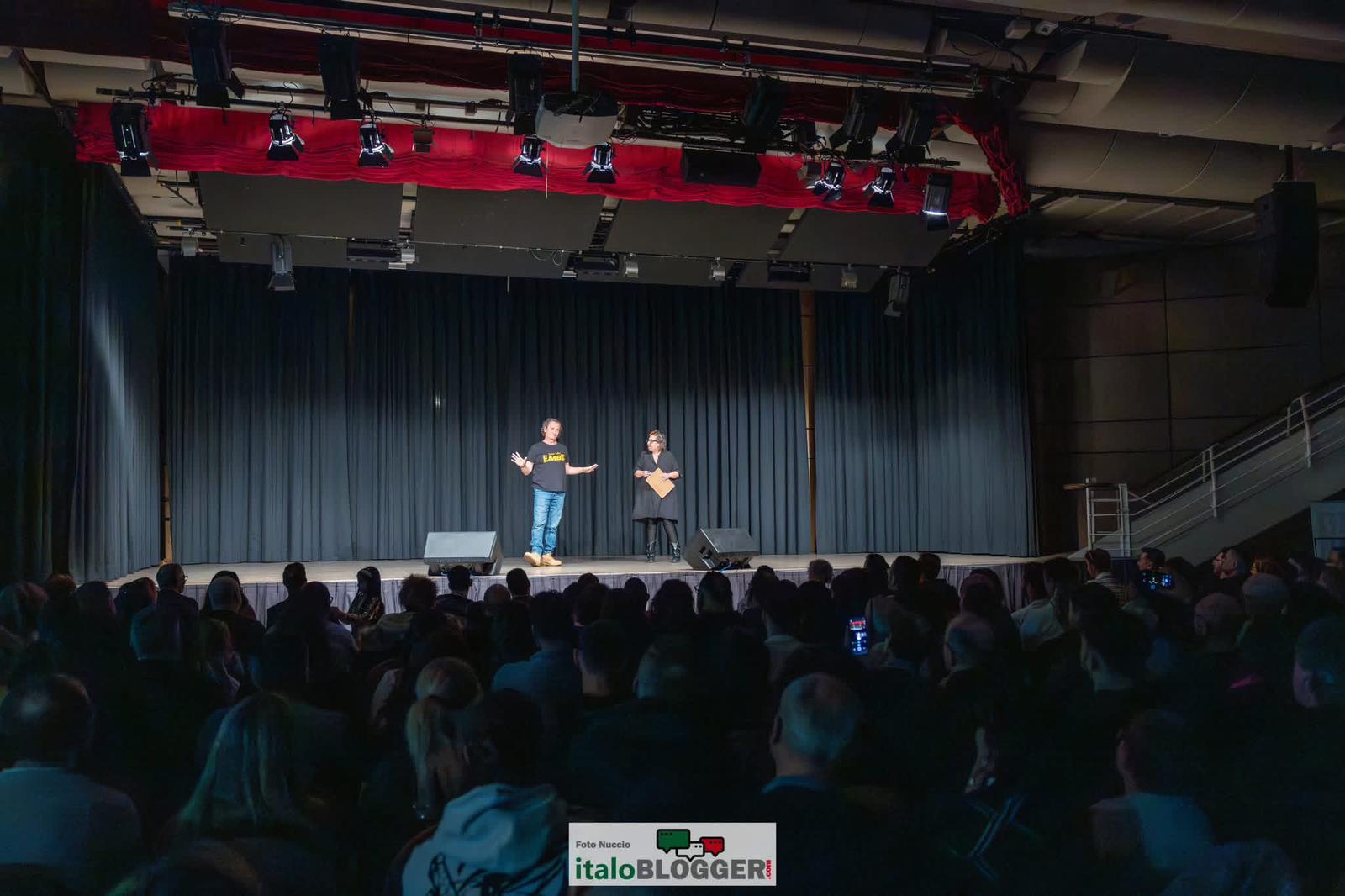 Blick über den vollen Saal zur Bühne beim Gastspiel in Rheinfelden