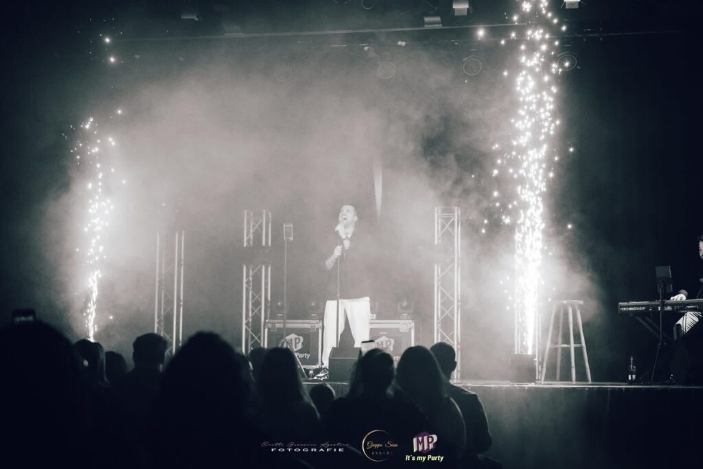 Bühneneffekte mit Funkenfontänen und Nebel beim Konzert im Bürgersaal Rheinfelden