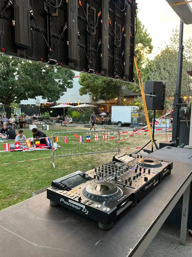 Pioneer CDJ-2000NXS2 mit Mischpult unter der LED-Wand beim Public Viewing auf dem Kasernenareal Basel