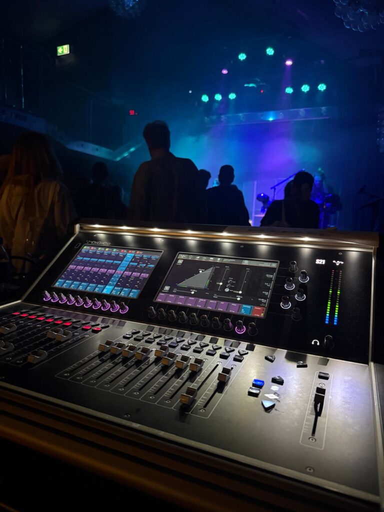Digitalmischpult DiGiCo S21 am Mischplatz während einer Live-Veranstaltung