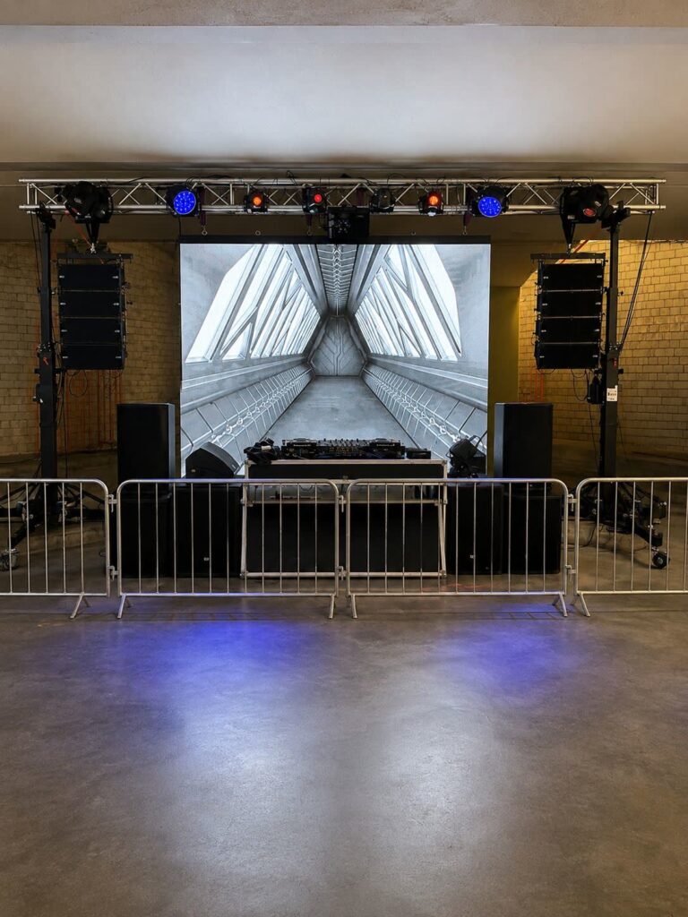 LED-Wand mit Line-Array-Beschallung und Traverse mit Scheinwerfern in einer Veranstaltungshalle